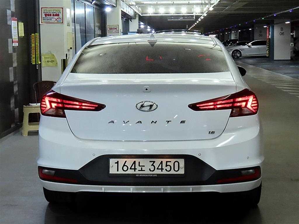 HYUNDAI Avante - Vista 5