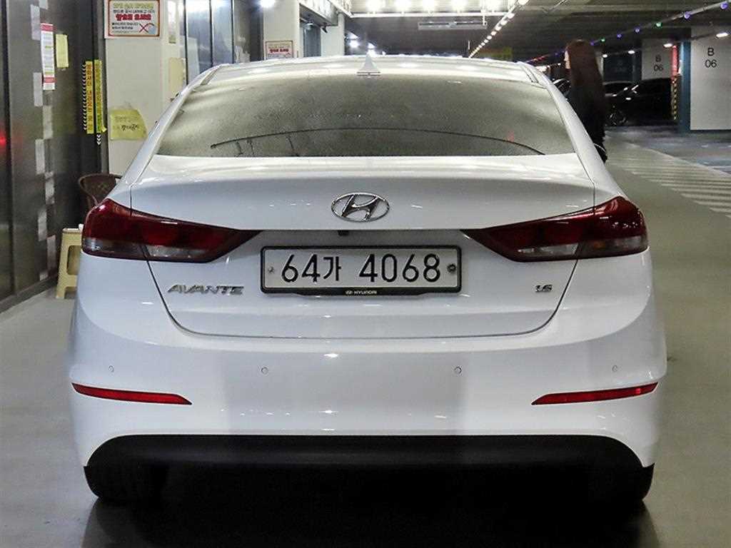 HYUNDAI Avante - Vista 5