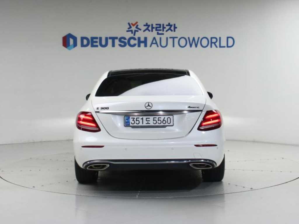 Mercedes Benz E class - Vista 4