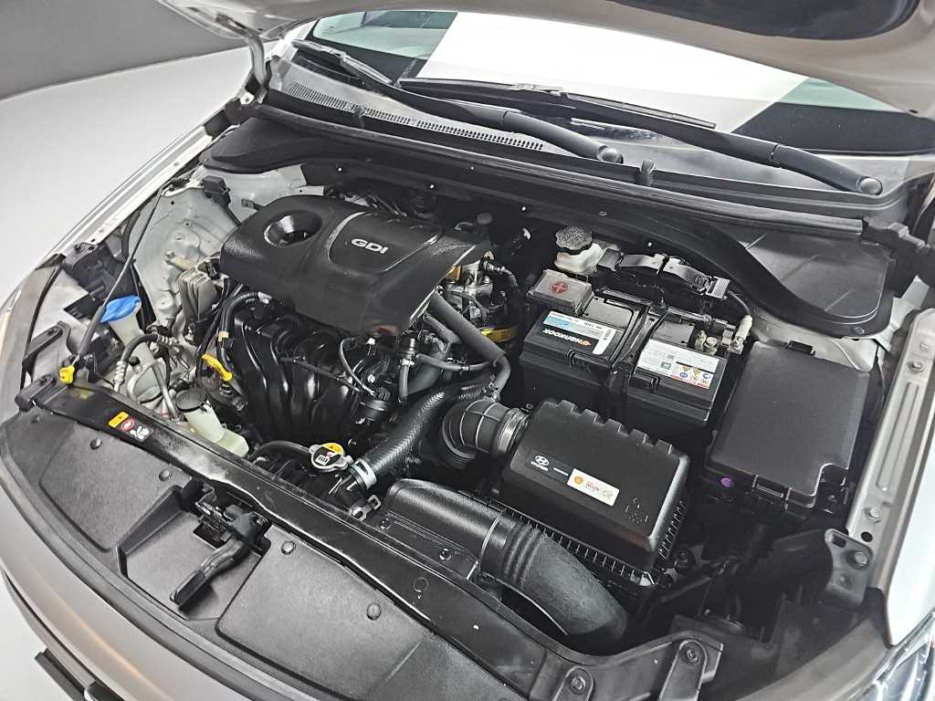 HYUNDAI Avante - Vista 5