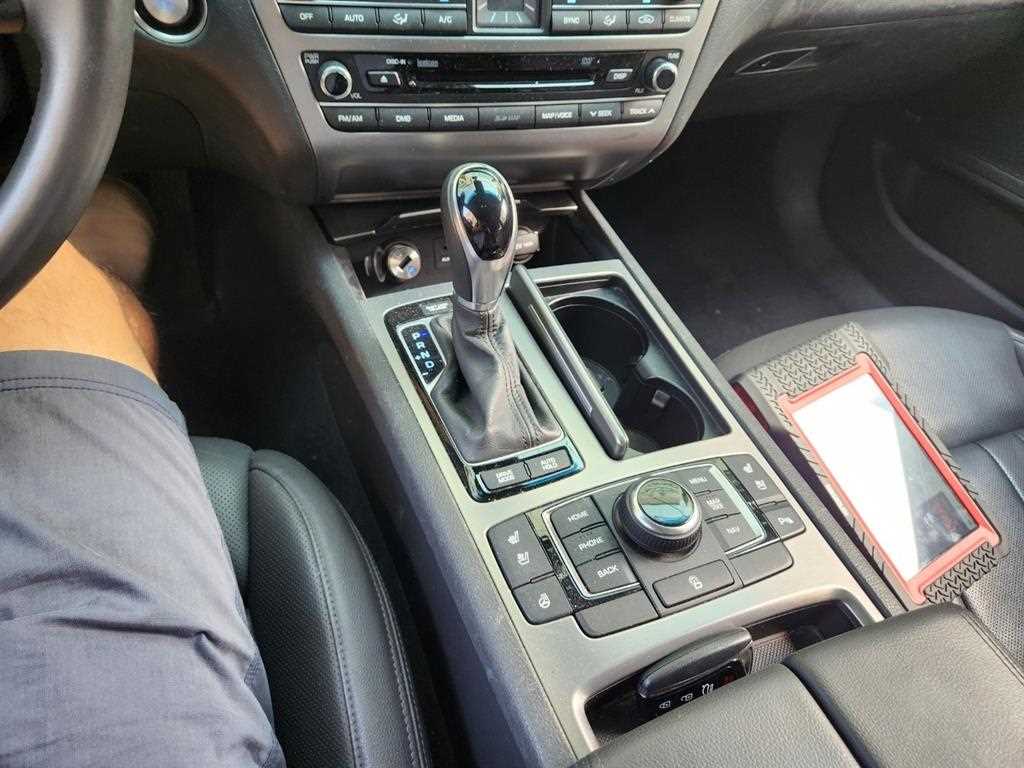 HYUNDAI Genesis - Vista 5