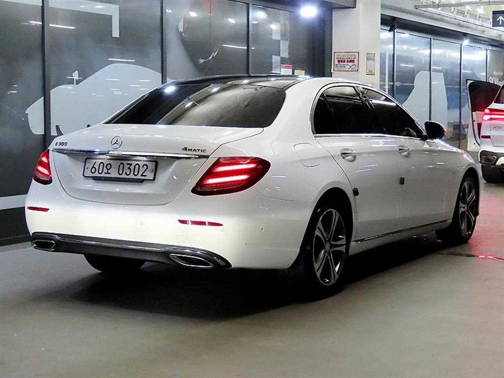 Mercedes Benz E class - Vista 4
