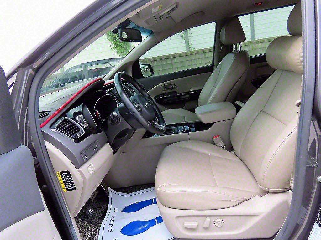 KIA Carnival - Vista 4