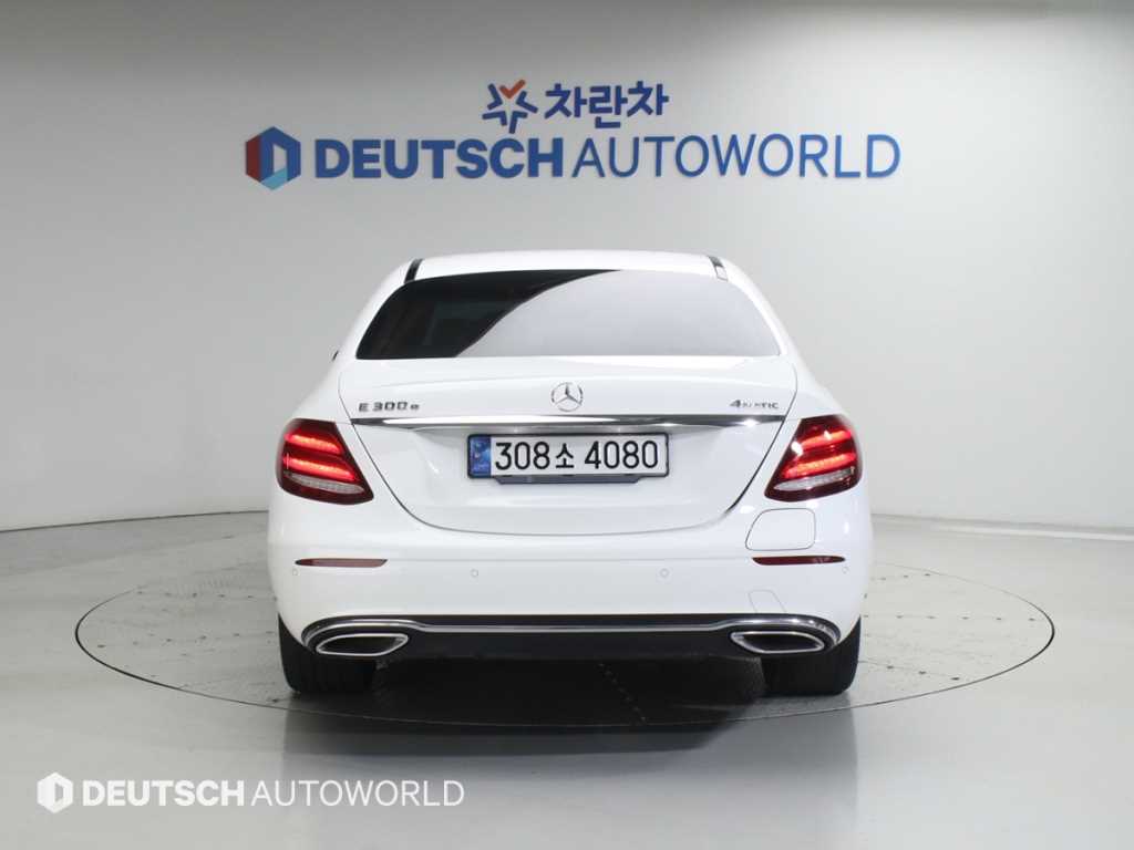 Mercedes Benz E class - Vista 4