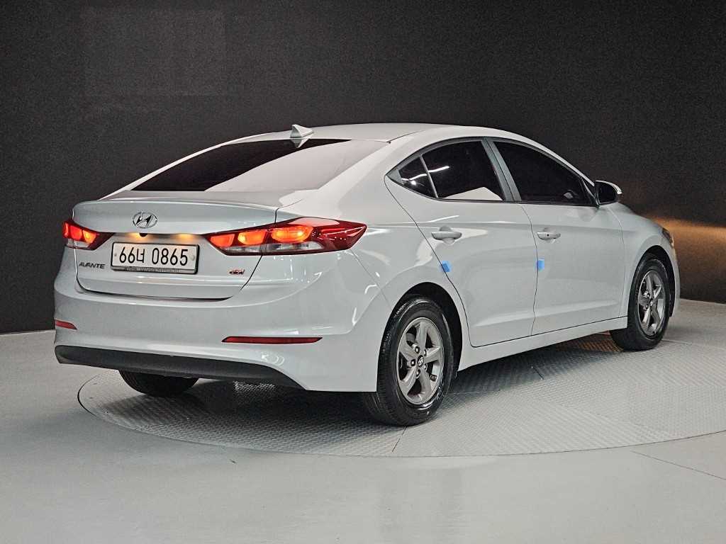 HYUNDAI Avante - Vista 4