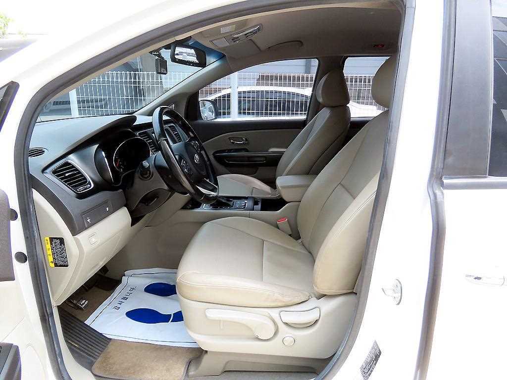 KIA Carnival - Vista 5
