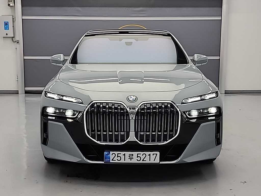 BMW 7시리즈 750e xDrive M 스포츠 사진