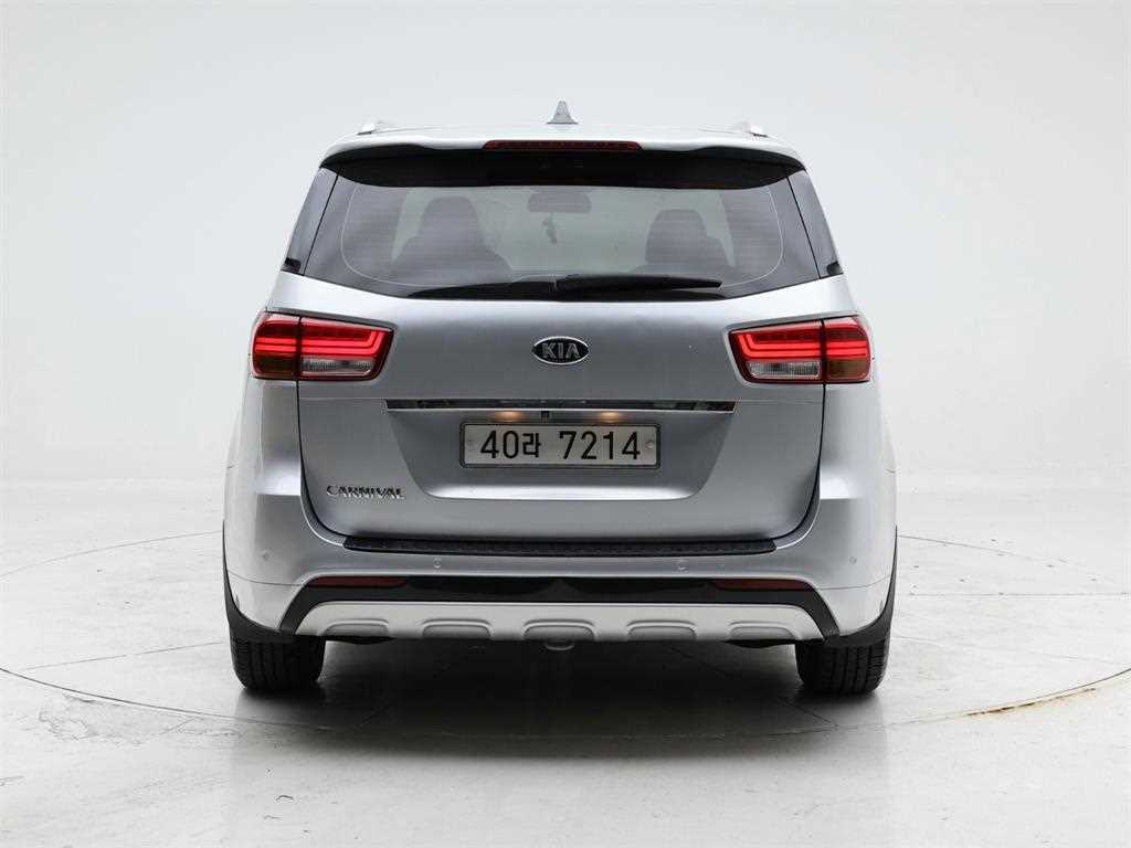 KIA Carnival - Vista 5