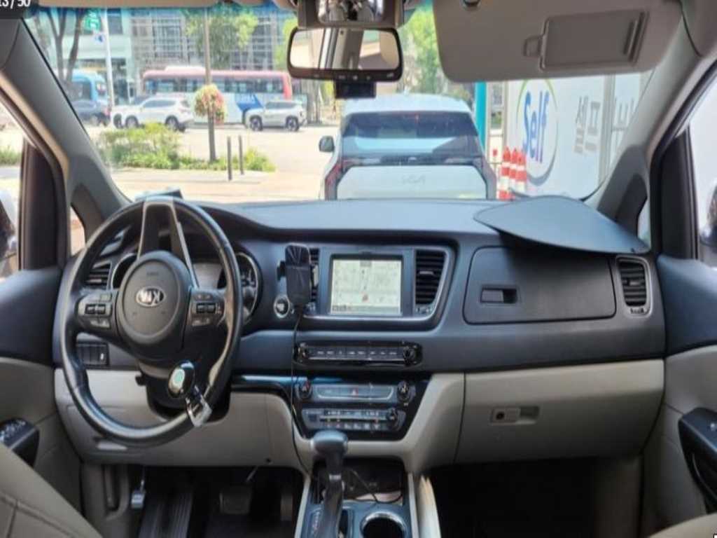 KIA Carnival - Vista 4