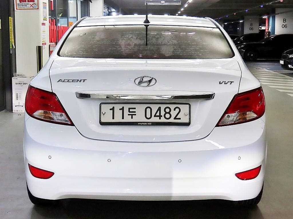 HYUNDAI Accent - Vista 5