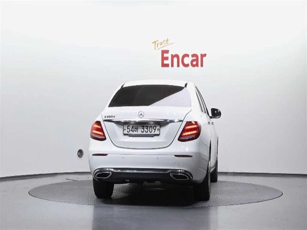 Mercedes Benz E class - Vista 4