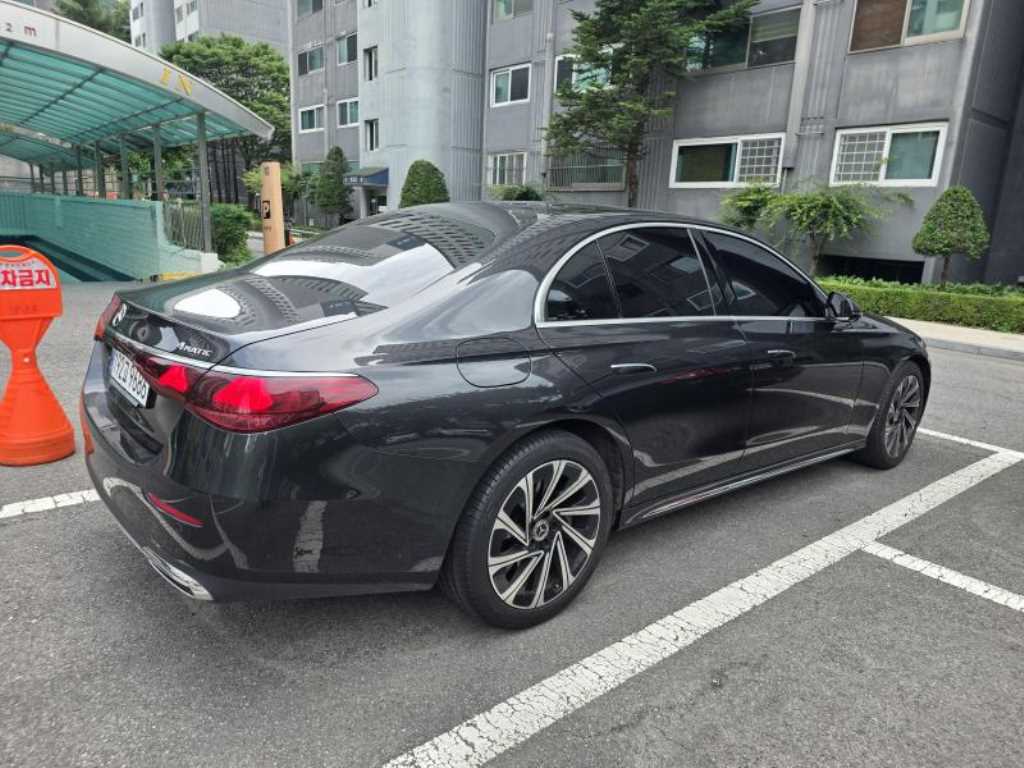Mercedes Benz E class - Vista 4