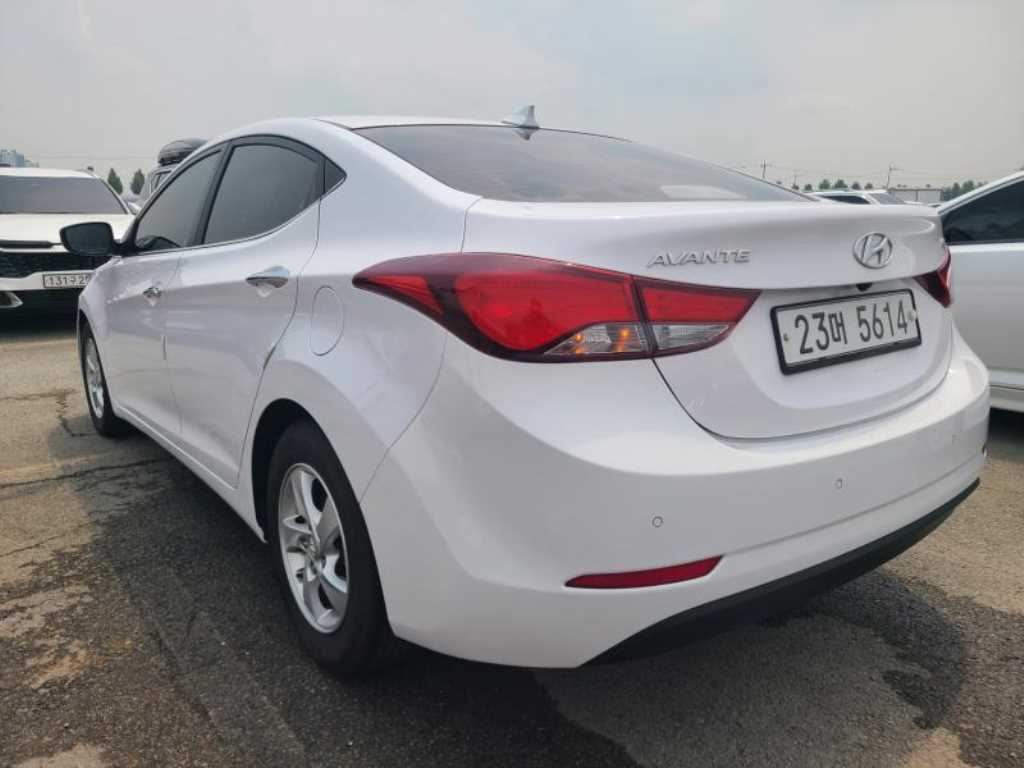 HYUNDAI Avante - Vista 5
