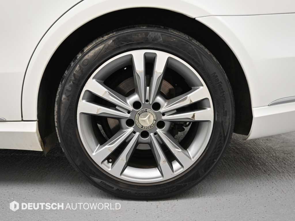 Mercedes Benz E class - Vista 5