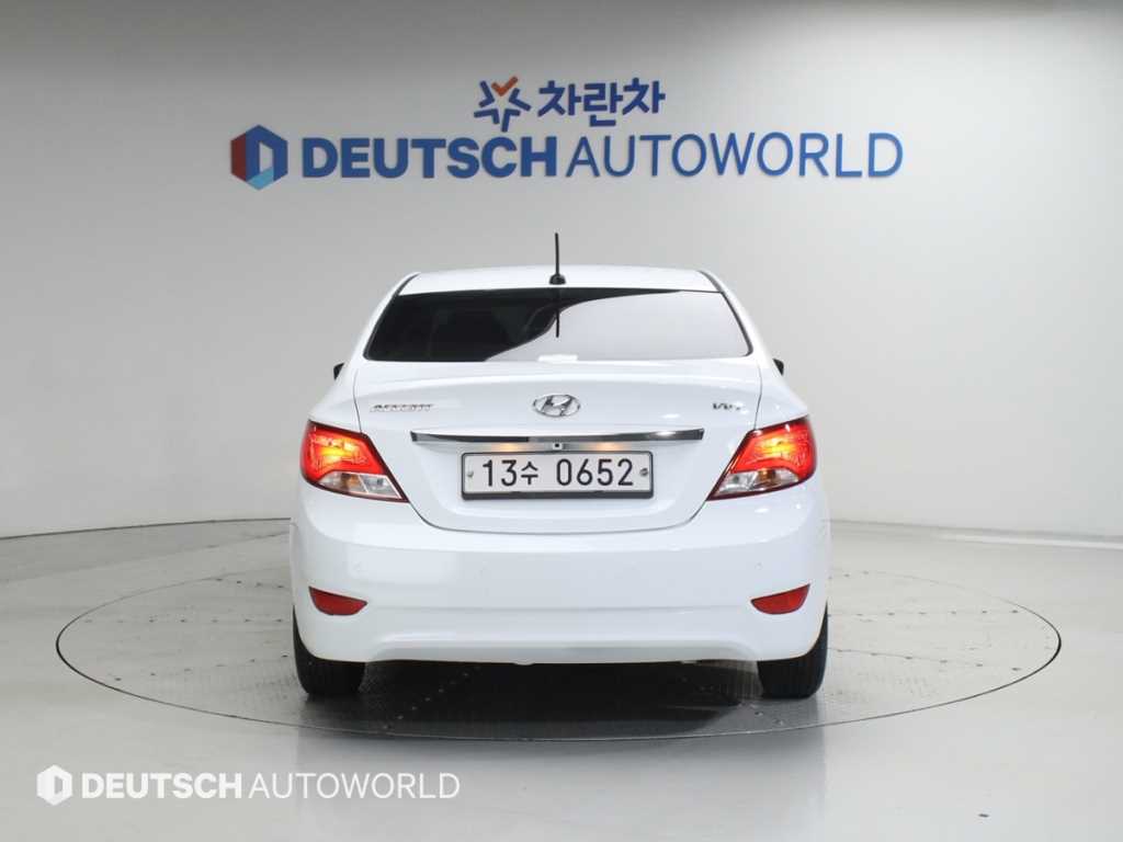 HYUNDAI Accent - Vista 4