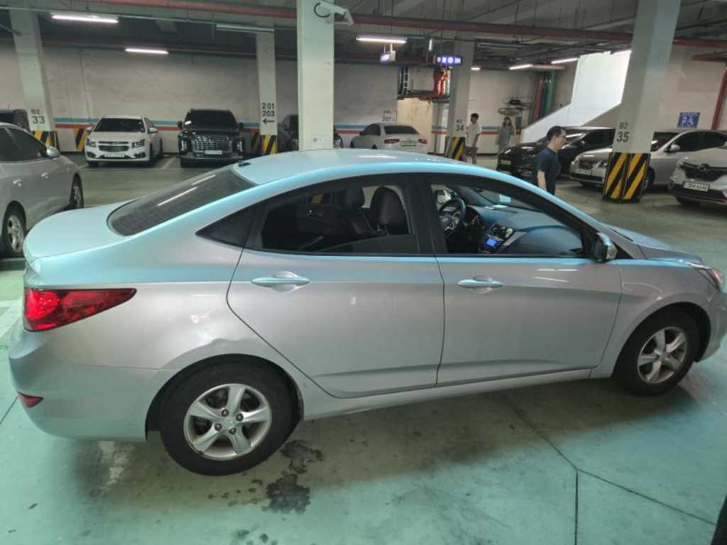 HYUNDAI Accent - Vista 4