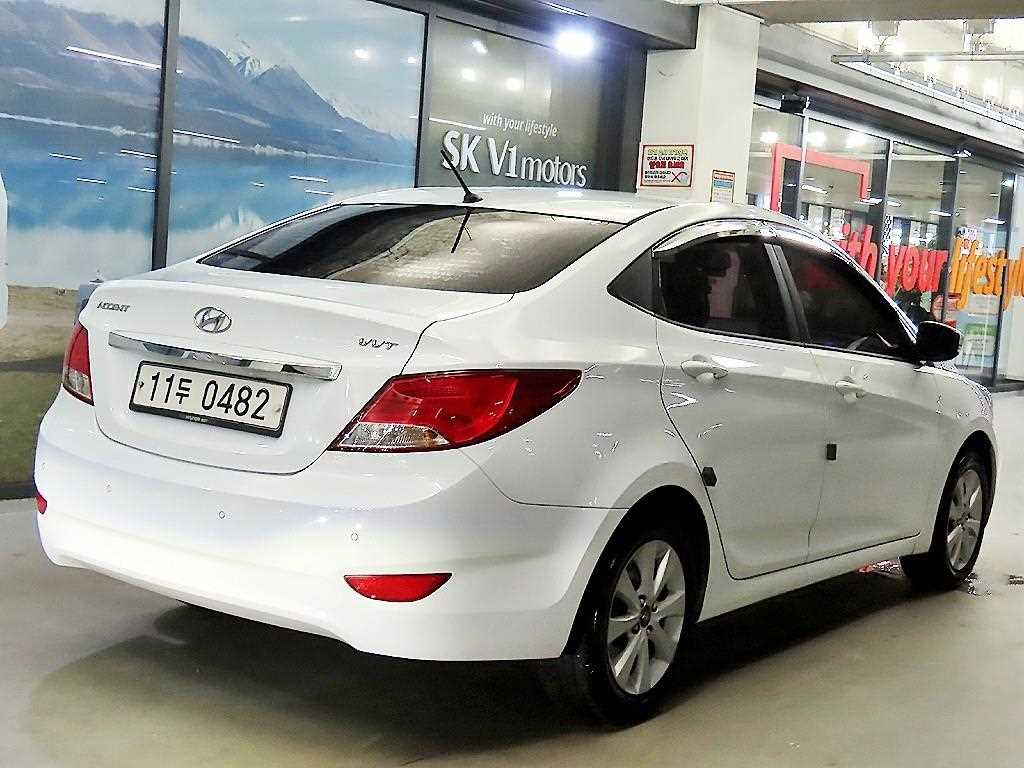 HYUNDAI Accent - Vista 4
