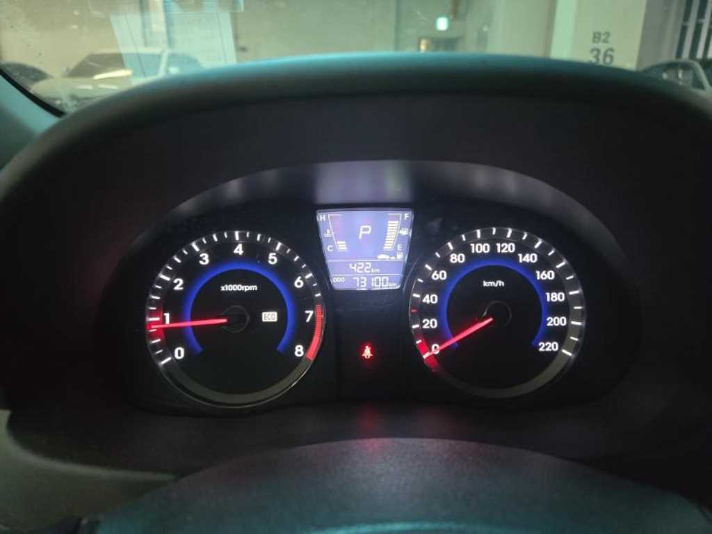 HYUNDAI Accent - Vista 5