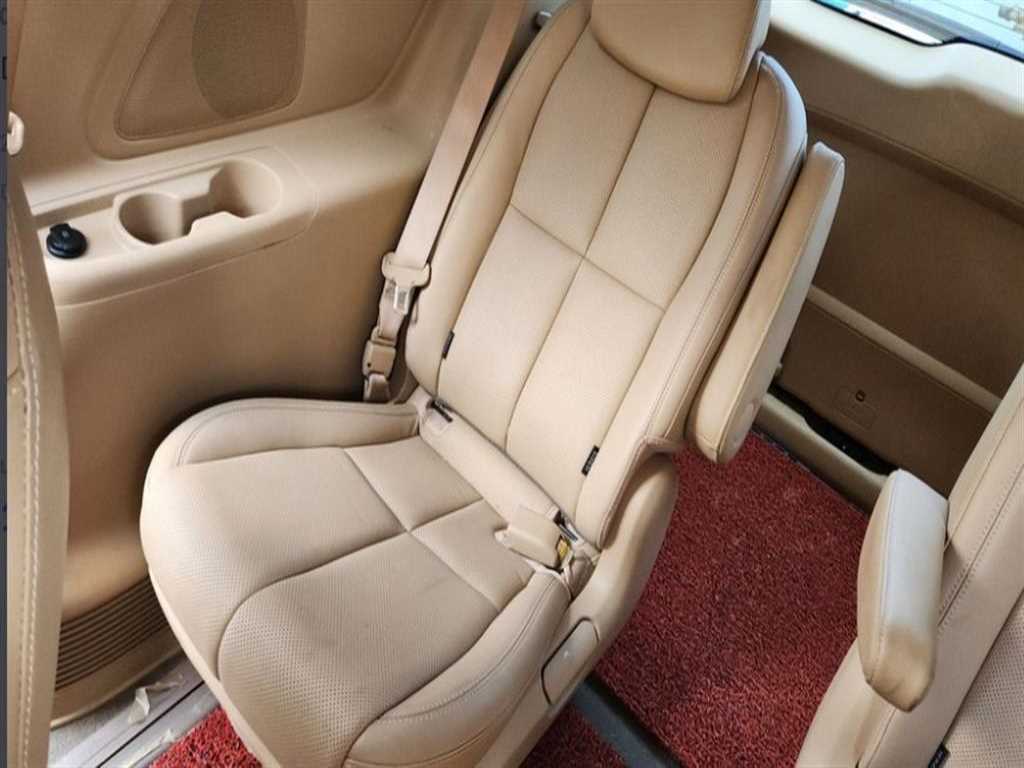 KIA Carnival - Vista 5
