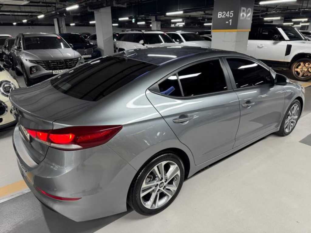 HYUNDAI Avante - Vista 5