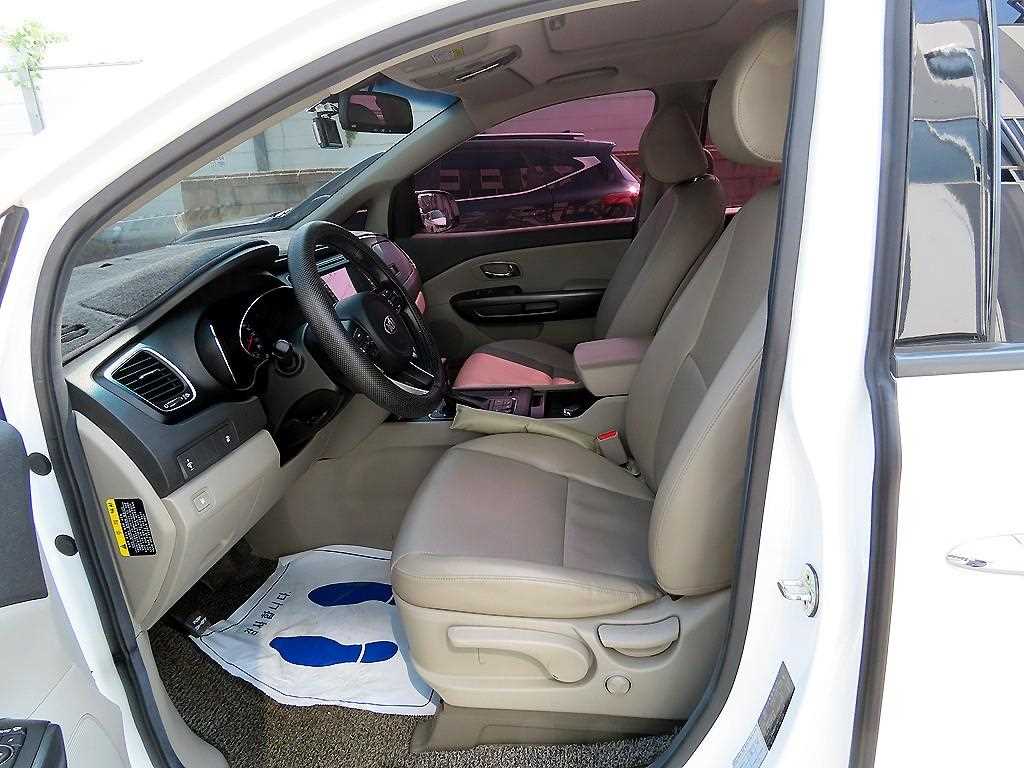 KIA Carnival - Vista 5