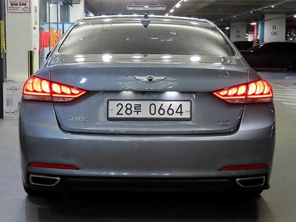 HYUNDAI Genesis - Vista 5