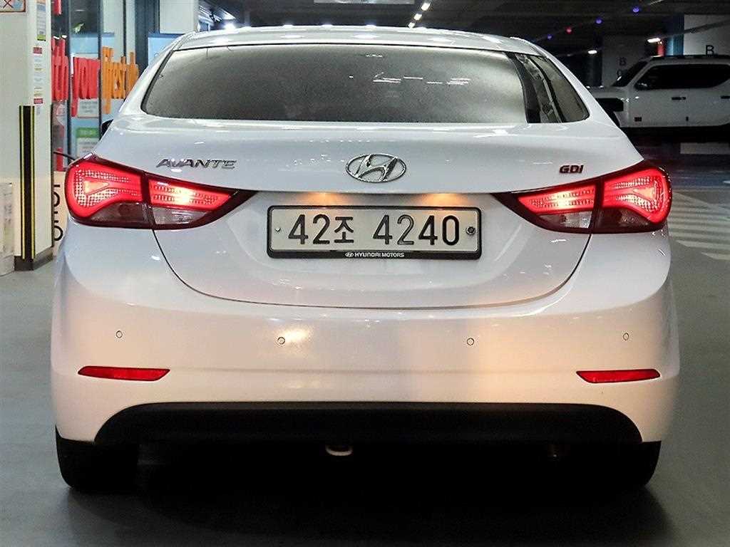 HYUNDAI Avante - Vista 5