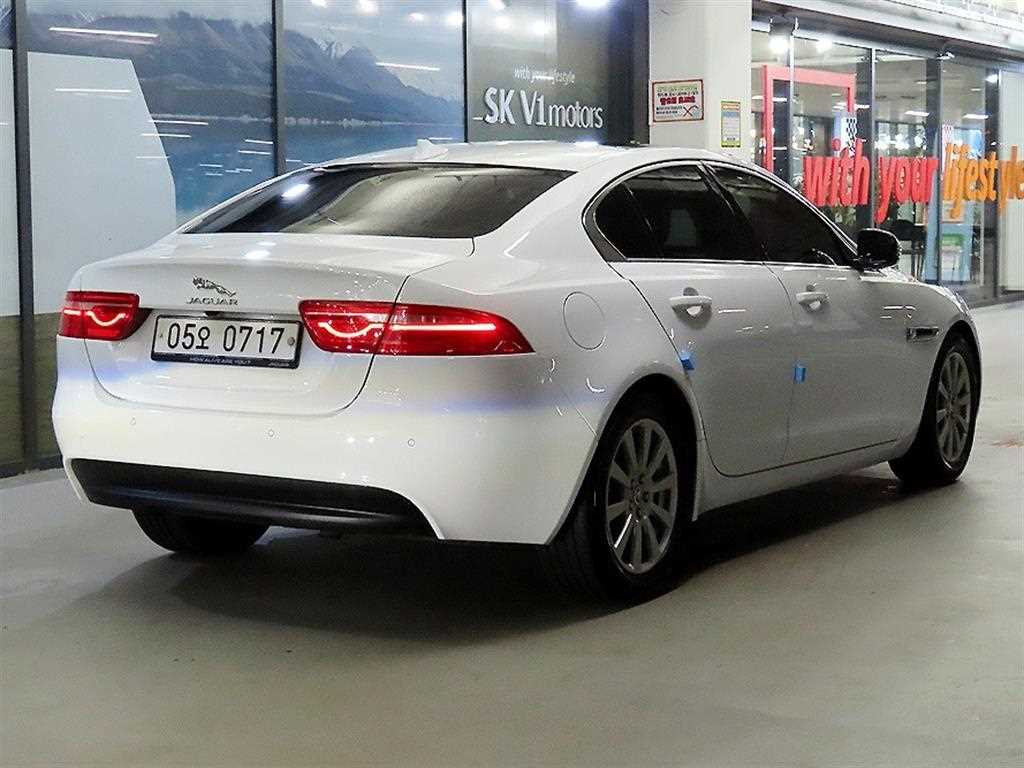 Jaguar XE - Vista 4