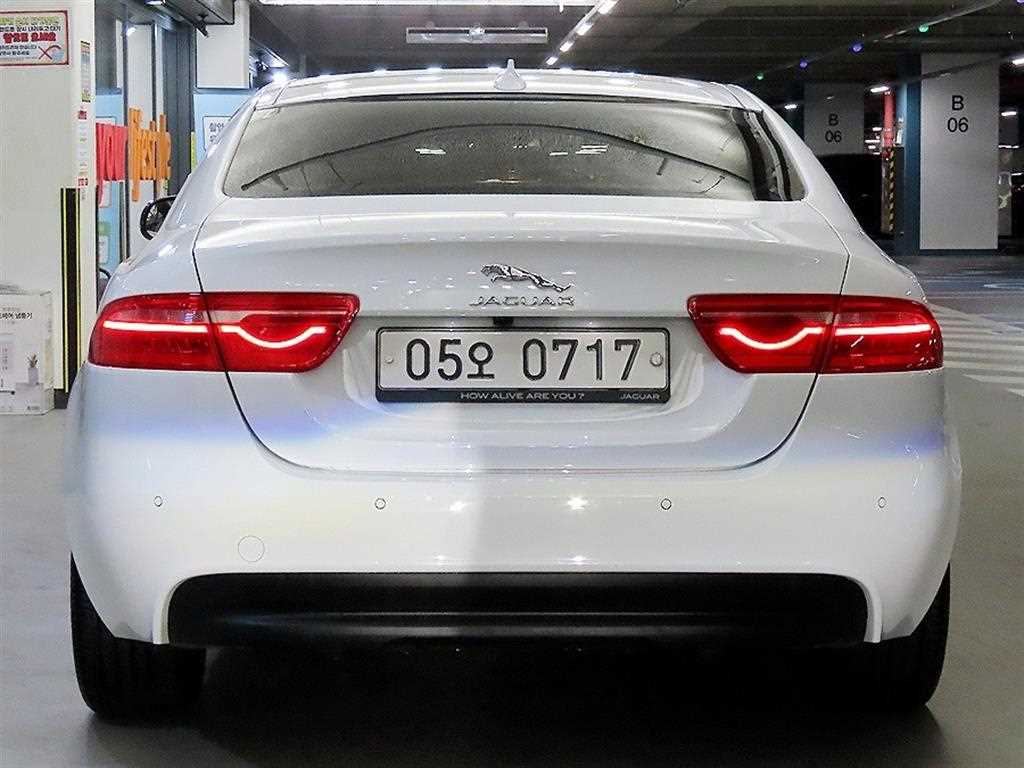 Jaguar XE - Vista 5