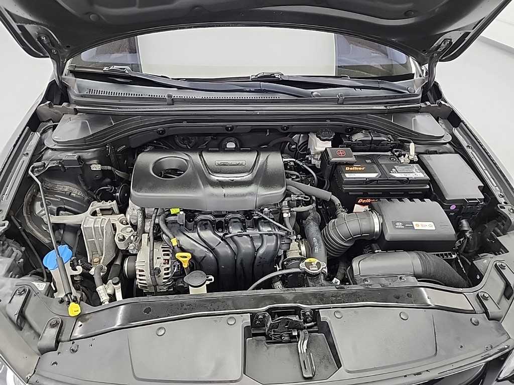 HYUNDAI Avante - Vista 5