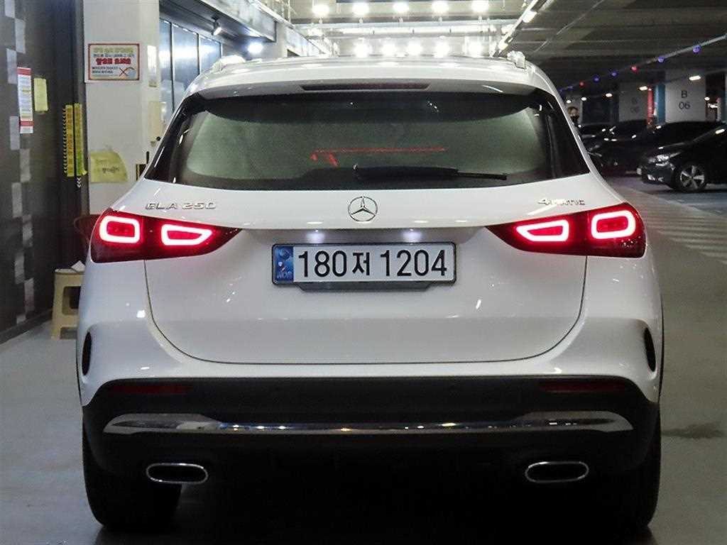 Mercedes Benz GLA Class - Vista 5