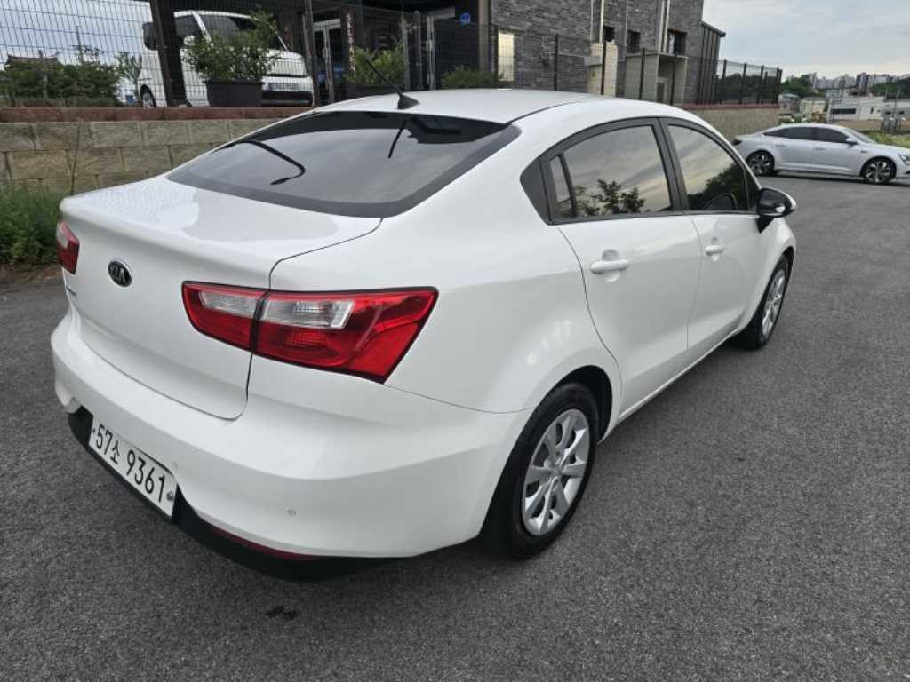 KIA Pride - Vista 4