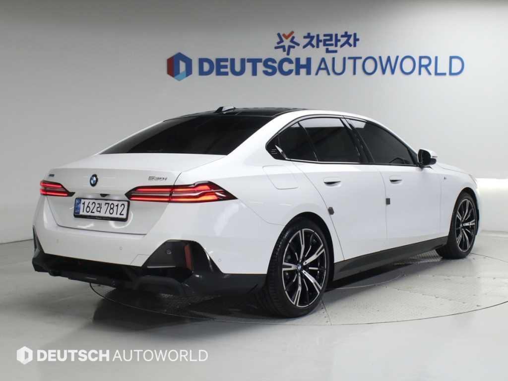 BMW 5시리즈 530i xDrive M 스포츠 사진 2/20