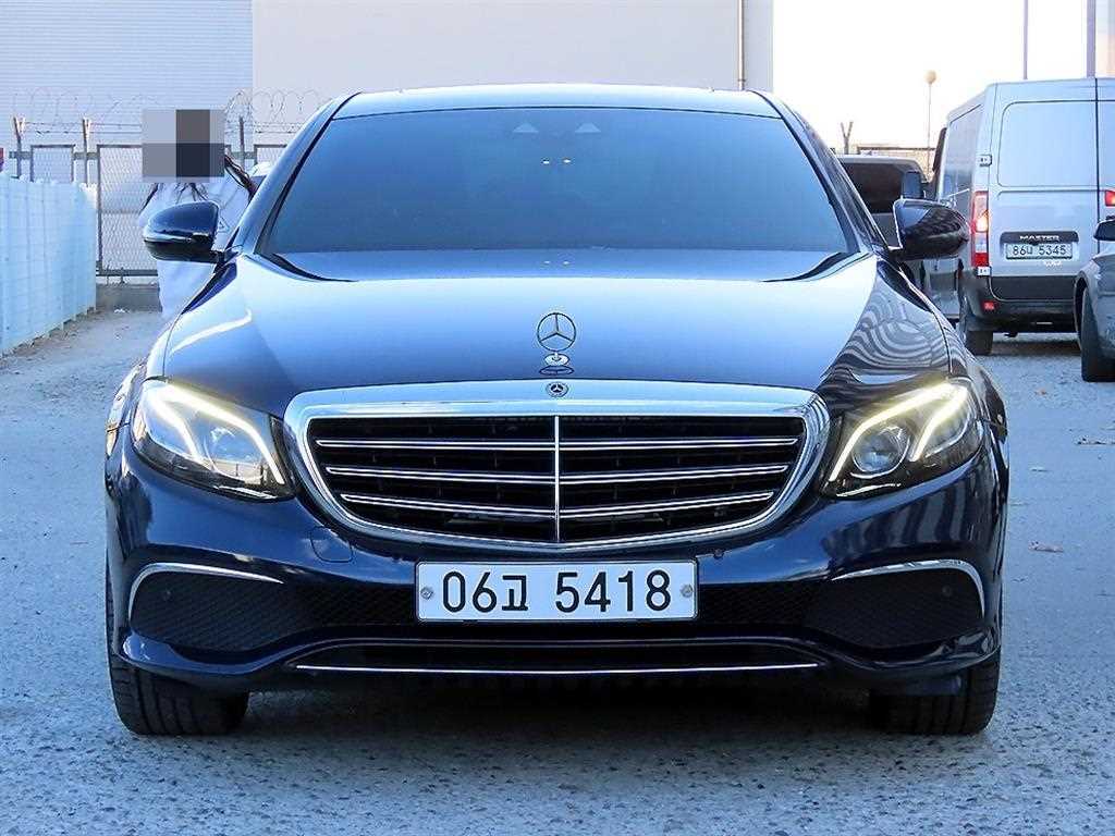 벤츠 E 클래스 E220d 4MATIC 익스클루시브 사진 2/20