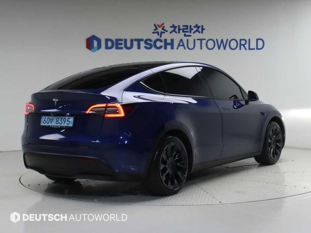 Tesla Model Y Standard Range 3