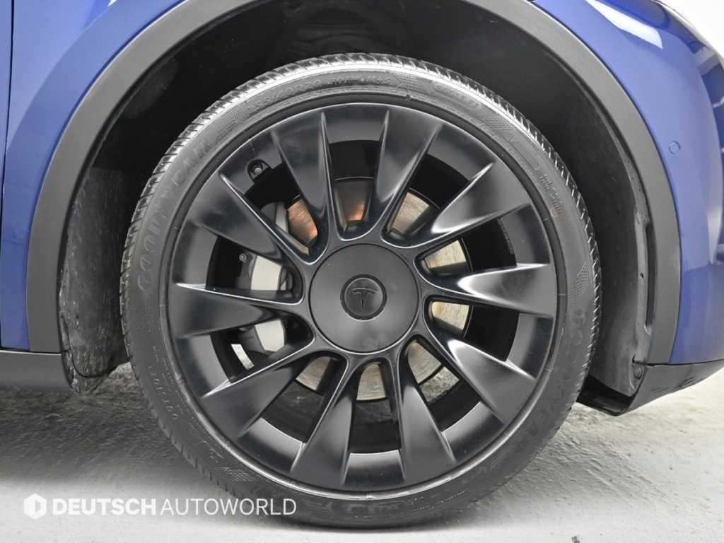 Tesla Model Y Standard Range 6