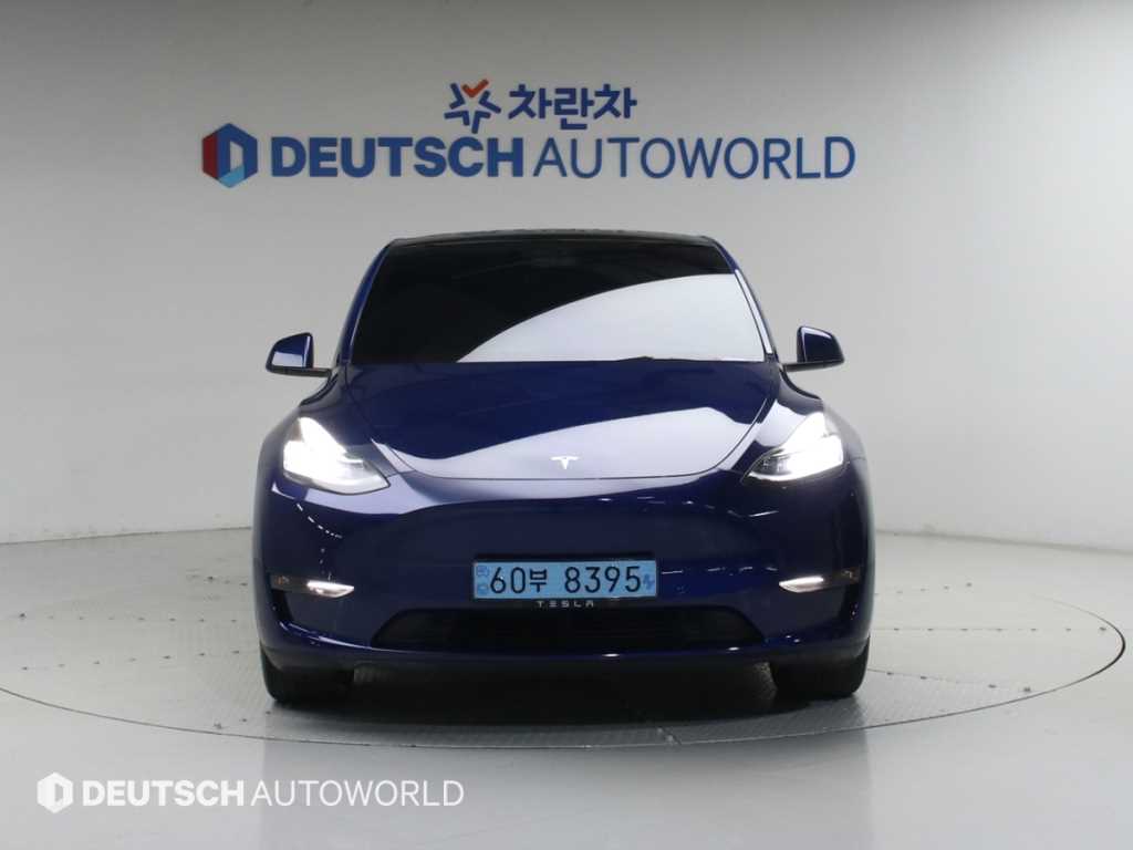 Tesla Model Y Standard Range 4