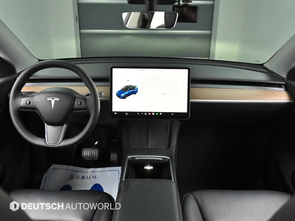 Tesla Model Y Standard Range 8