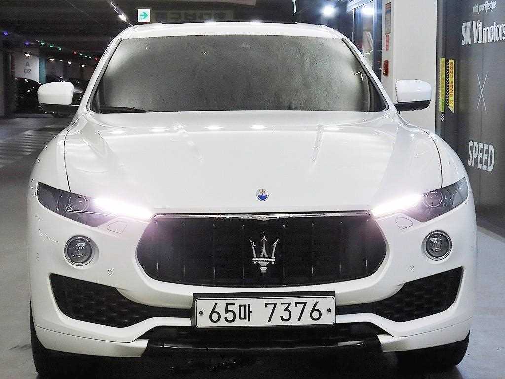 마세라티 르반떼 3.0 AWD 사진 2/20
