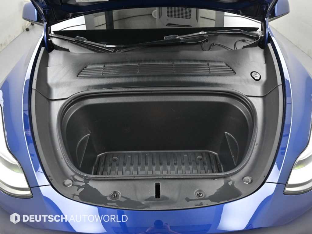 Tesla Model Y Standard Range 7