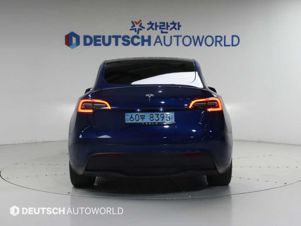 Tesla Model Y Standard Range 5