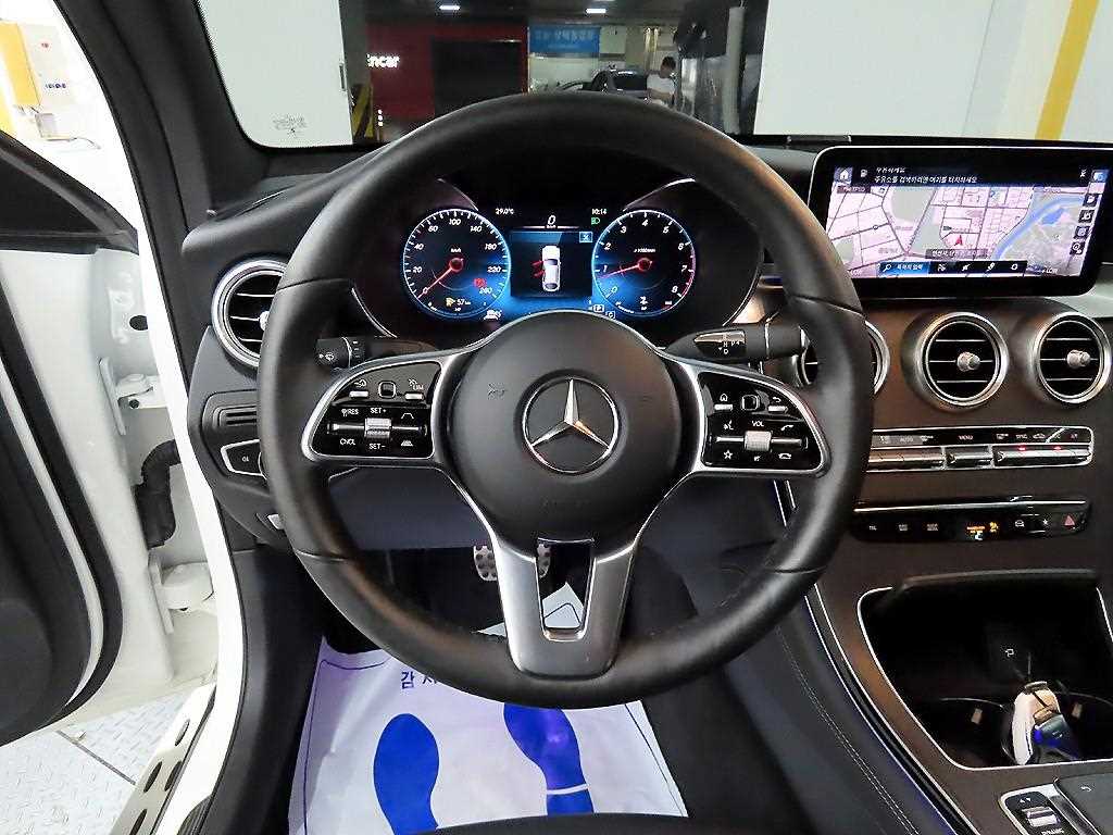 Mercedes-Benz GLC-Class GLC300 4MATIC Premium Coupe 10