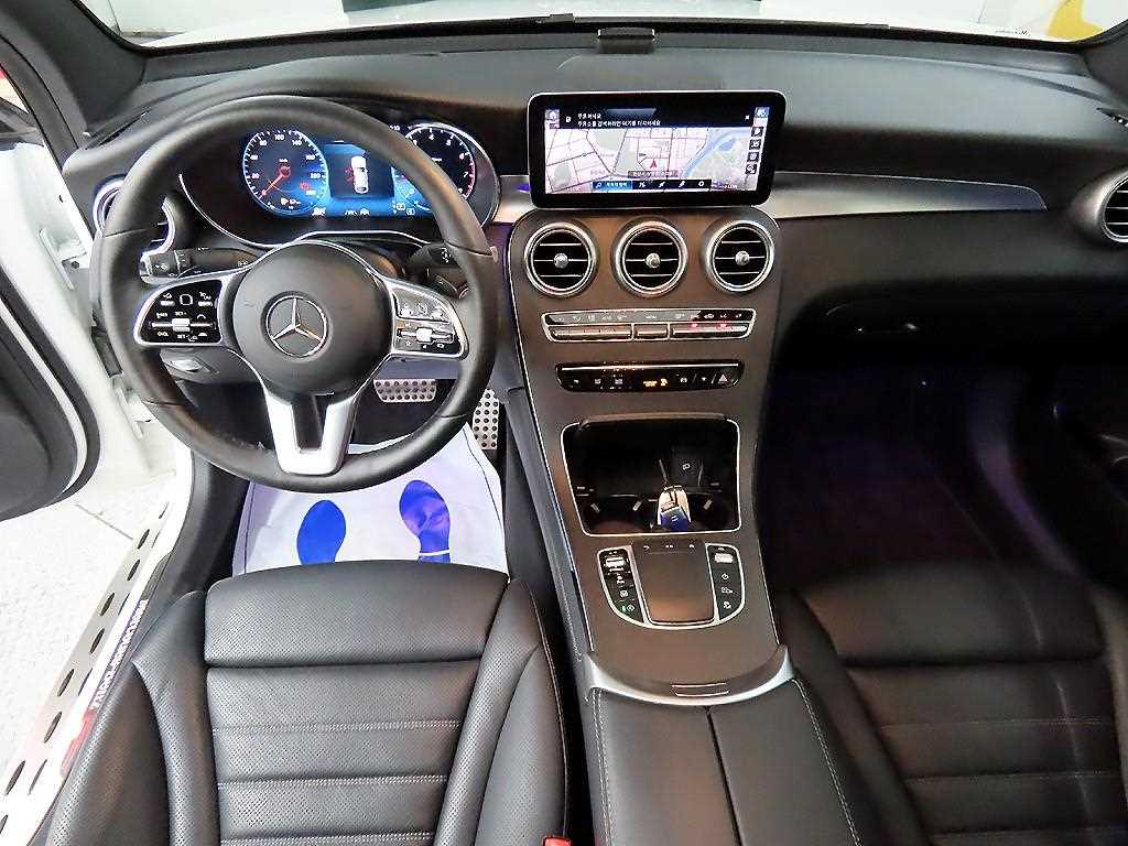 Mercedes-Benz GLC-Class GLC300 4MATIC Premium Coupe 8