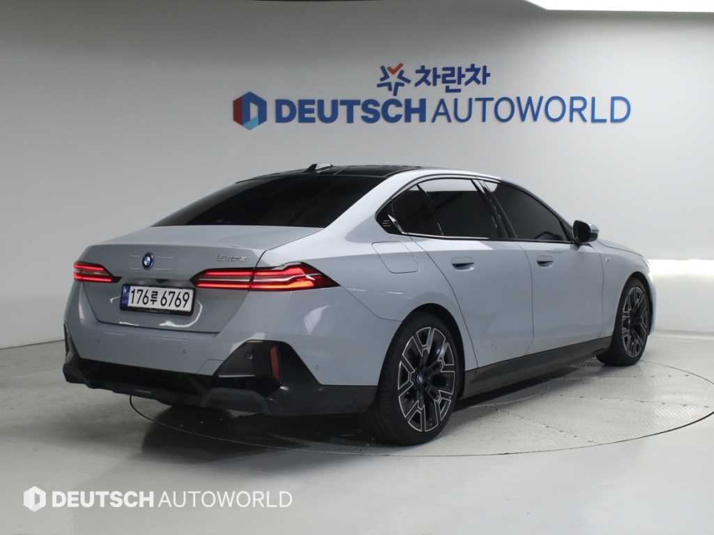 BMW 5시리즈 530e M 스포츠 사진 2/20