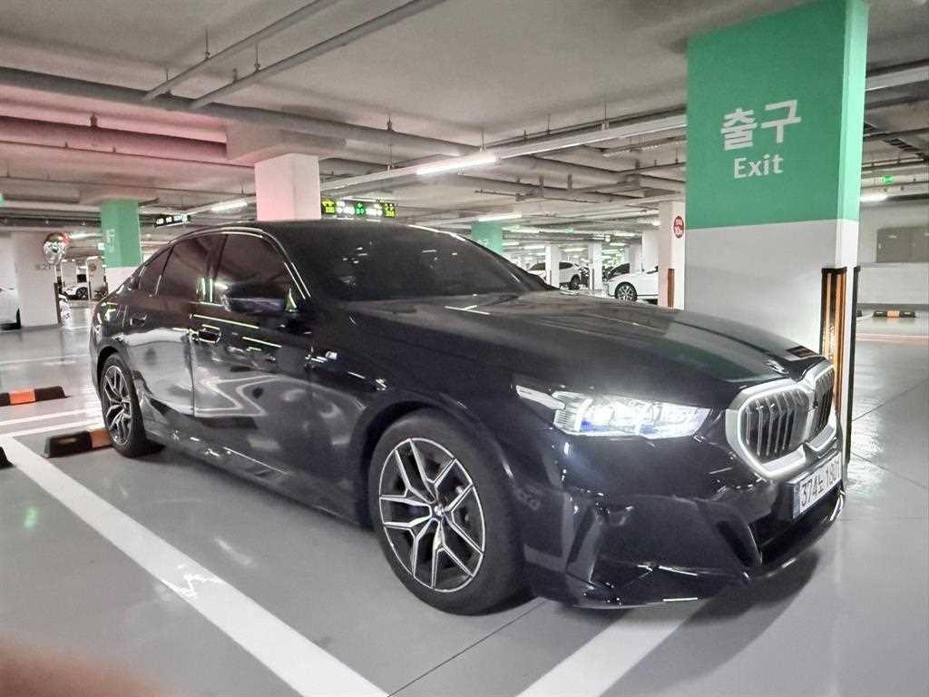 BMW 5시리즈 520i M 스포츠 사진 2/10