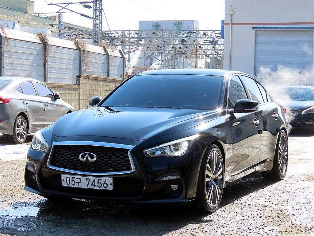 인피니티 Q 3.5 하이브리드 블루 스포츠 센서리 사진 2/20