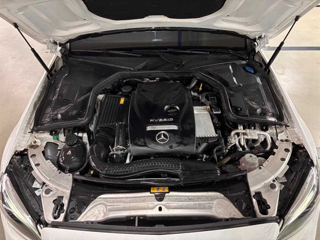 벤츠 C 클래스 C300e 4MATIC AMG Line 사진 2/20