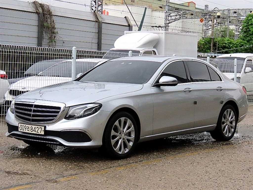 벤츠 E 클래스 E220d 익스클루시브 사진 2/20