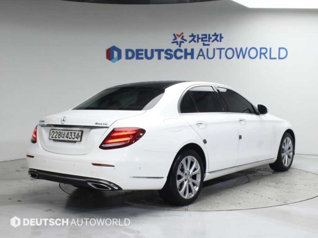 벤츠 E 클래스 E220d 익스클루시브 사진 2/20