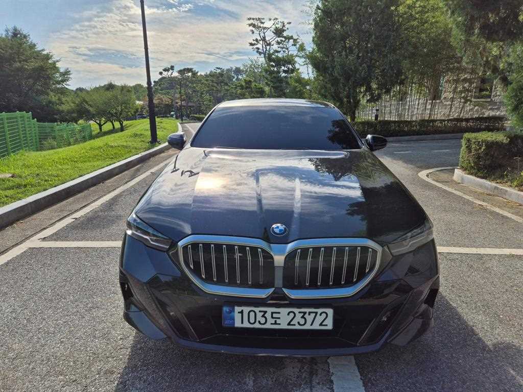 BMW 5시리즈 520i M 스포츠 사진